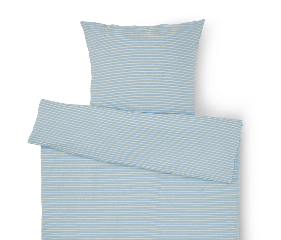 Draufsicht auf ein hellblau gestreiftes Bettwäsche-Set mit Kissenbezug und Bettbezug.