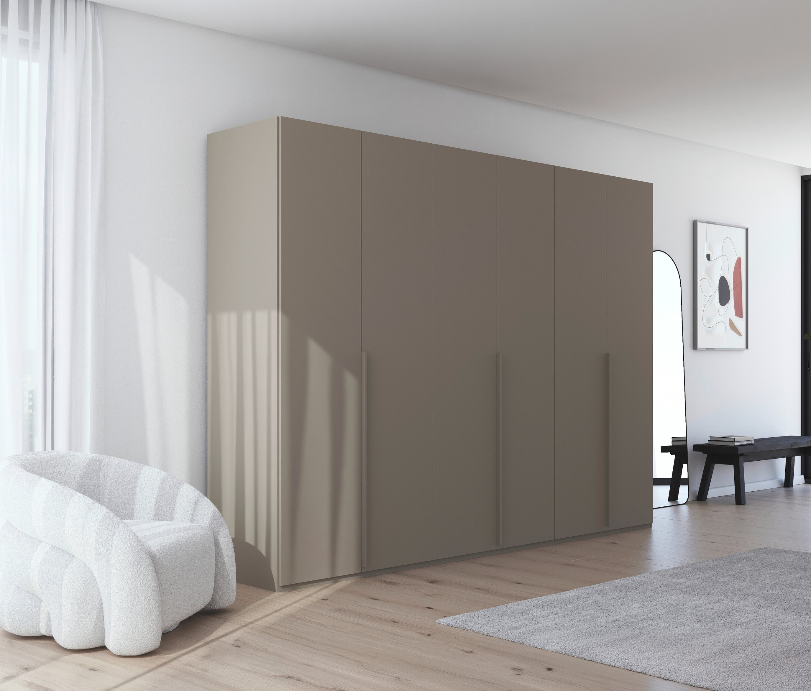 Beiger Kleiderschrank mit mehreren Türen neben weißem Sessel und Vorhang. Im Hintergrund sind ein Spiegel und eine Bank zu sehen.