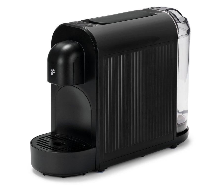 Die schwarze Cafissimo now black Kaffeekapselmaschine steht auf einem weißen Untergrund.