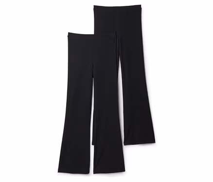 Zwei schwarze ausgestellte Hosen liegen übereinander auf einem weißen Hintergrund.