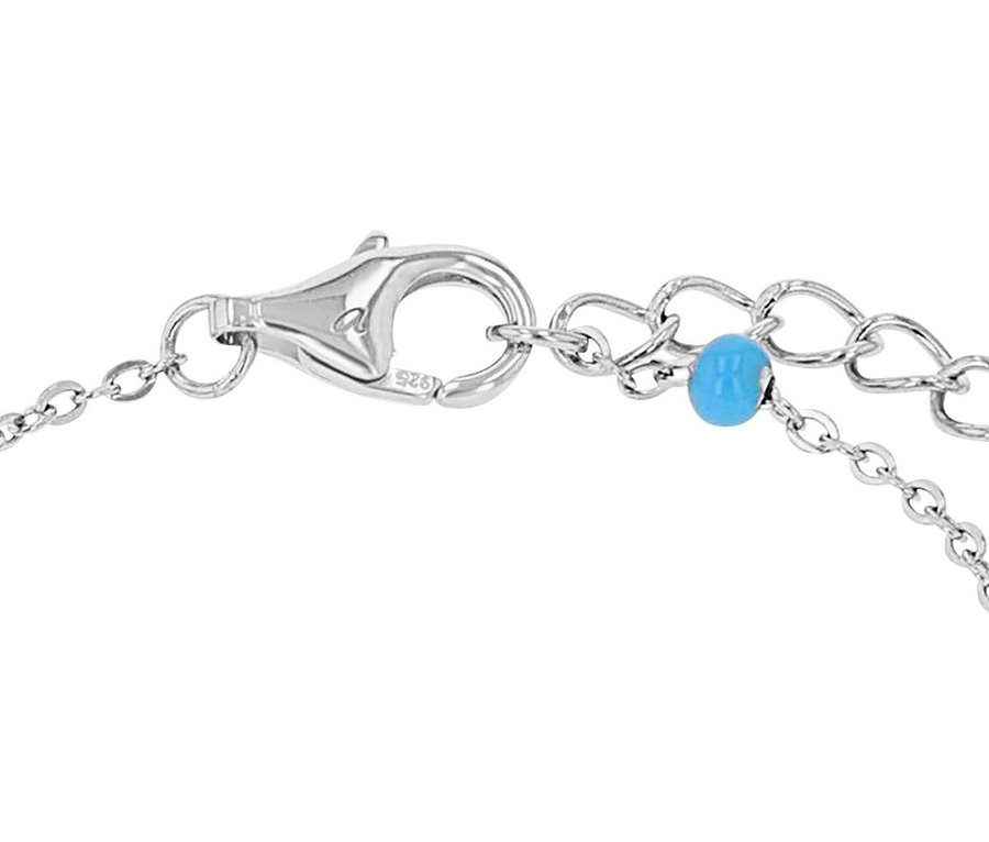 Nahaufnahme eines silbernen Karabinerverschlusses an einer Kette mit einem türkisfarbenen Detail.