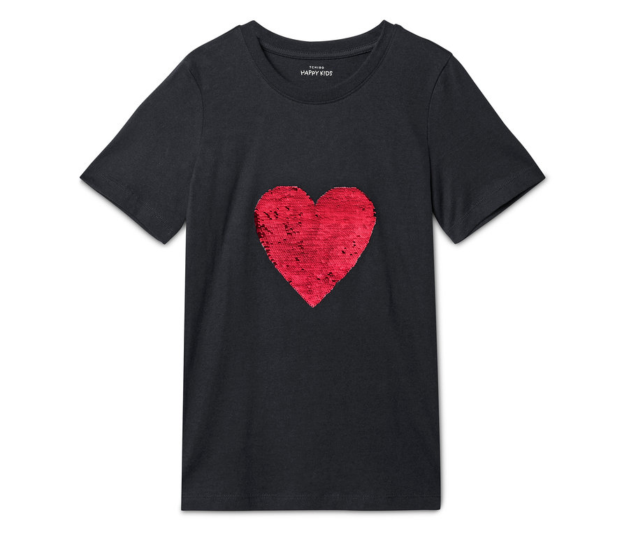Schwarzes T-Shirt mit einem roten, paillettenbesetzten Herz auf der Vorderseite.