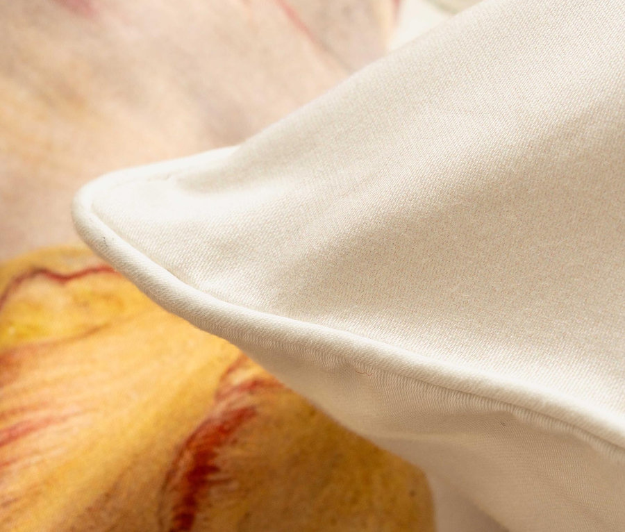 Nahaufnahme von ESSENZA Satin-Bettwäsche »Tosca« mit Blumenmuster und einem weißen Kissen in Normalgröße.