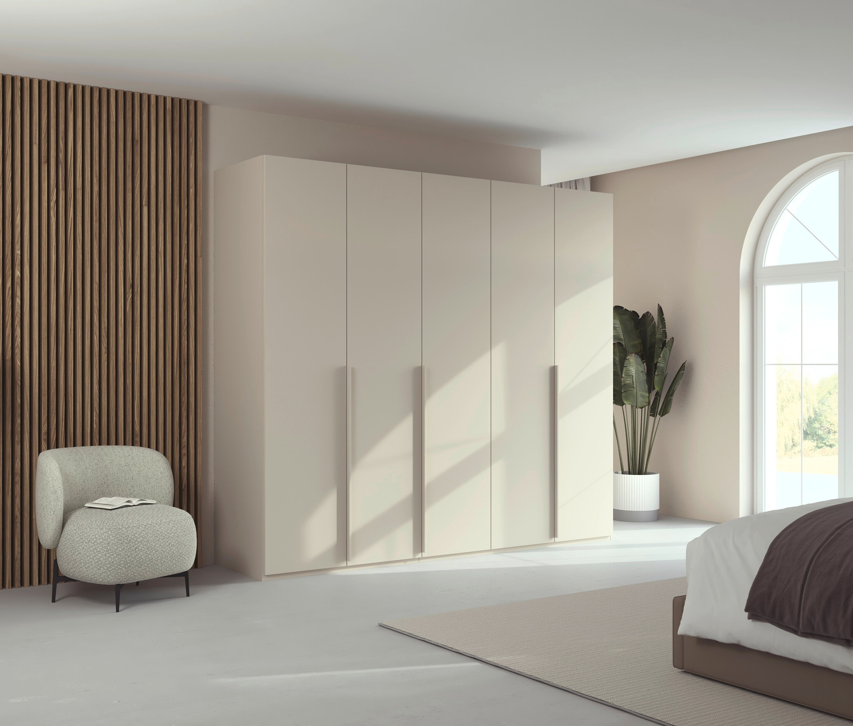 Ein Schlafzimmer mit einem beigen Kleiderschrank, einem Sessel mit Buch und einer Zimmerpflanze.