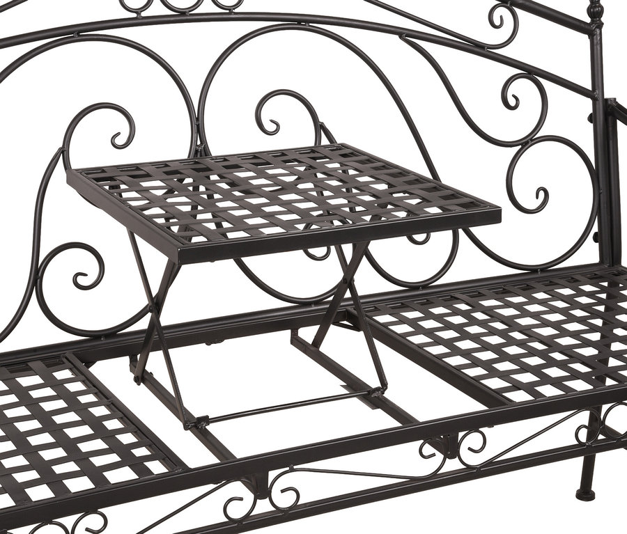 Schwarze Metallbank mit dekorativen Schnörkeln und einem kleinen quadratischen Tischaufsatz.