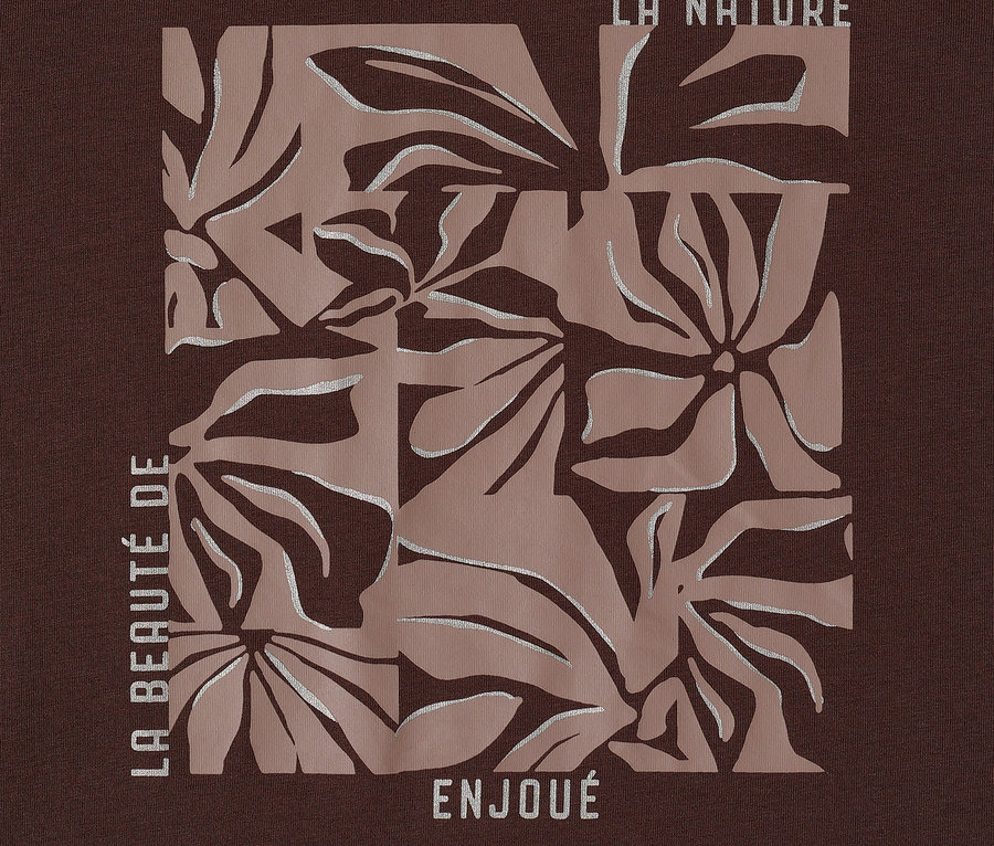 Braunes CECIL Placement-Shirt mit großem Blumenmuster und den Schriftzügen "LA NATURE" und "LA BEAUTÉ DE ENJOUÉ".