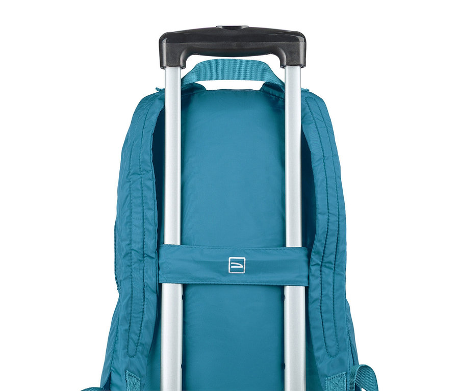 Nahaufnahme eines türkisfarbenen Rucksacks mit Trolley-Gestänge vor einem weißen Hintergrund.