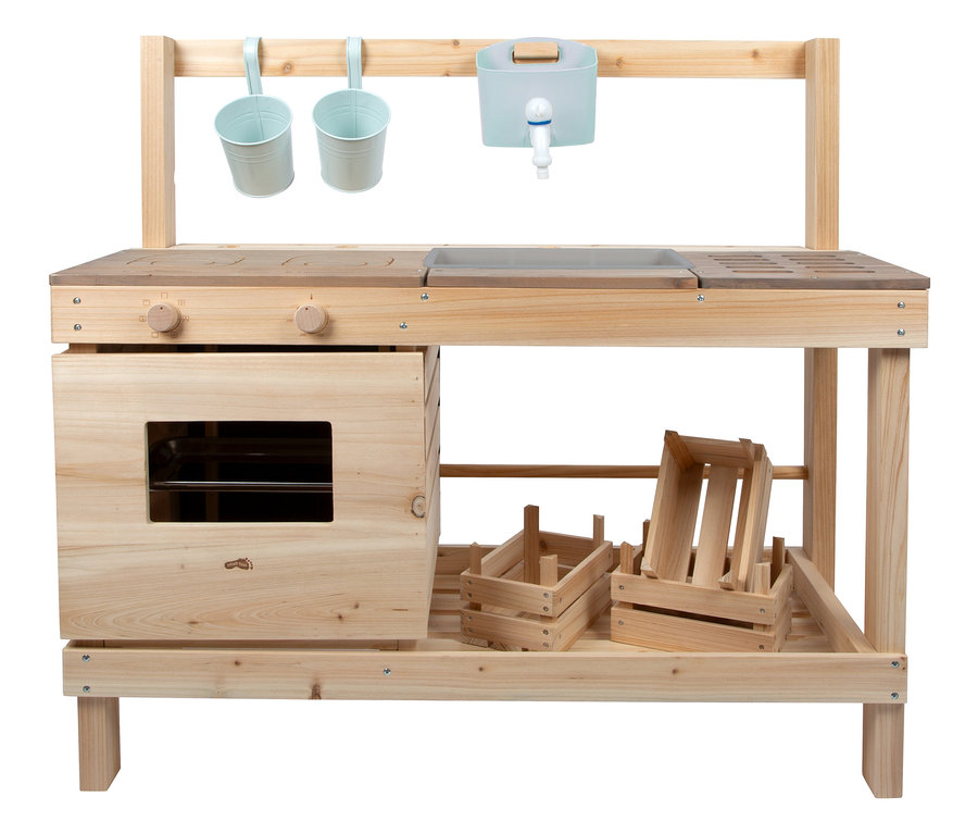 Die small foot Matschküche und der Kaufladen aus Holz mit Spüle, Wasserhahn, Haken, Ofen und Holzkisten.