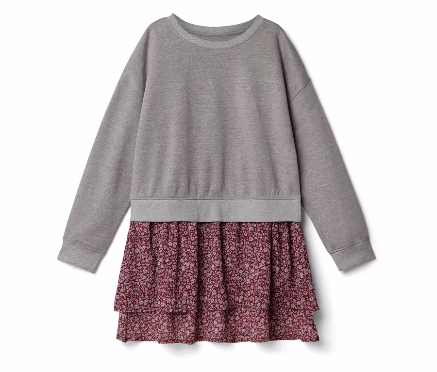 Ein Kleid mit einem grauen Langarm-Sweatshirt-Oberteil und einem gestuften, bordeauxroten Rock mit kleinem Blumenmuster.