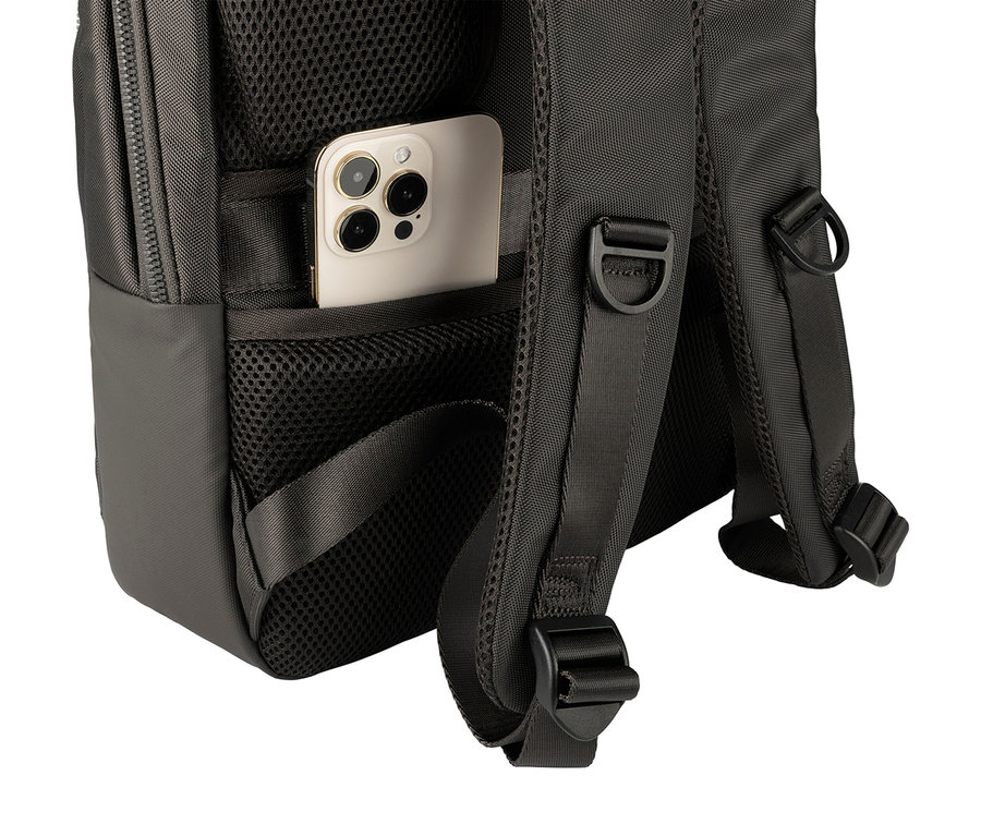 Nahaufnahme eines schwarzen Rucksacks mit einem Smartphone in der Seitentasche.