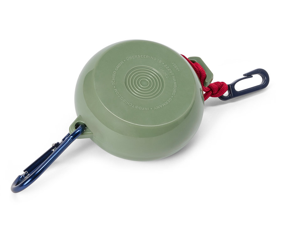 Grüne, runde Dose mit blauem Karabinerhaken und roter Kordel.