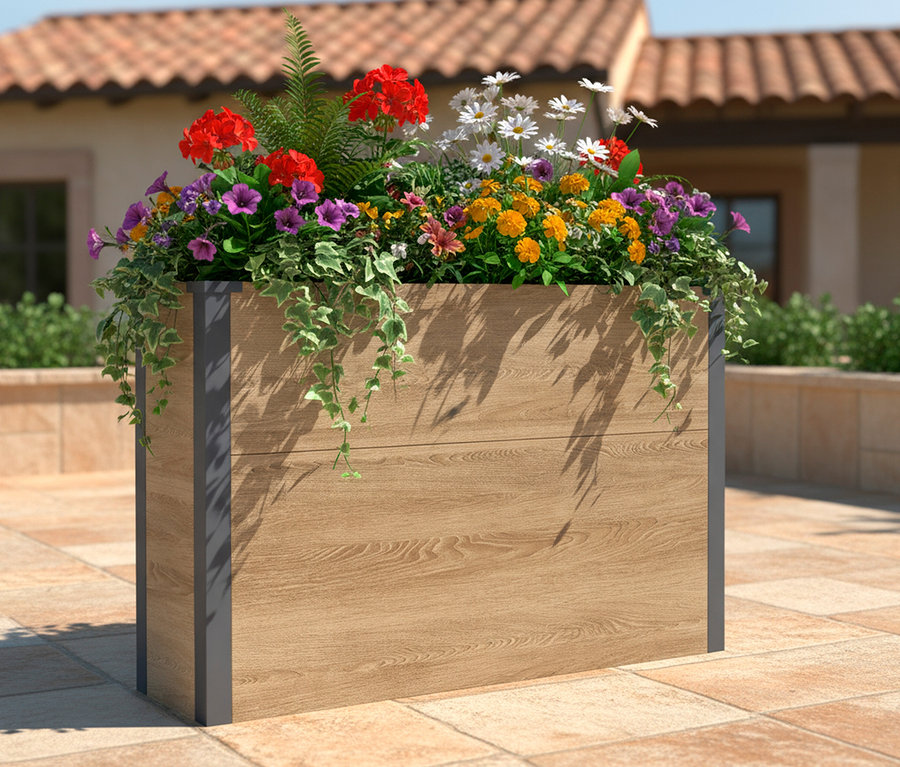 Der ca. 77 cm hohe Pflanzkasten in Holzoptik mit Einlegeboden steht auf einer Terrasse und ist mit bunten Blumen bepflanzt.