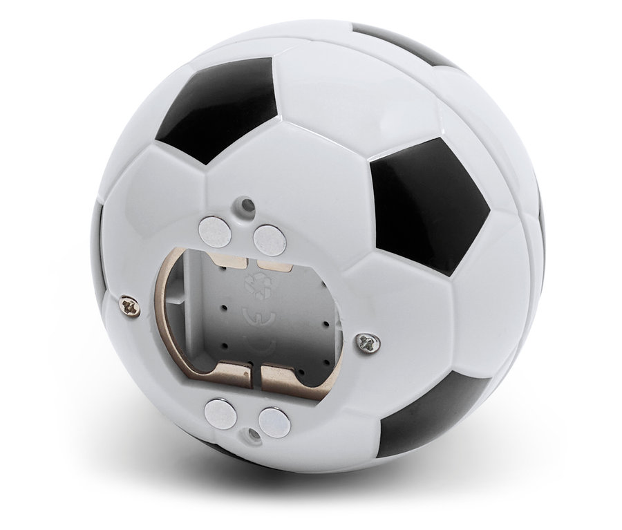 Ein Fußball-Flaschenöffner liegt auf einer weißen Oberfläche.