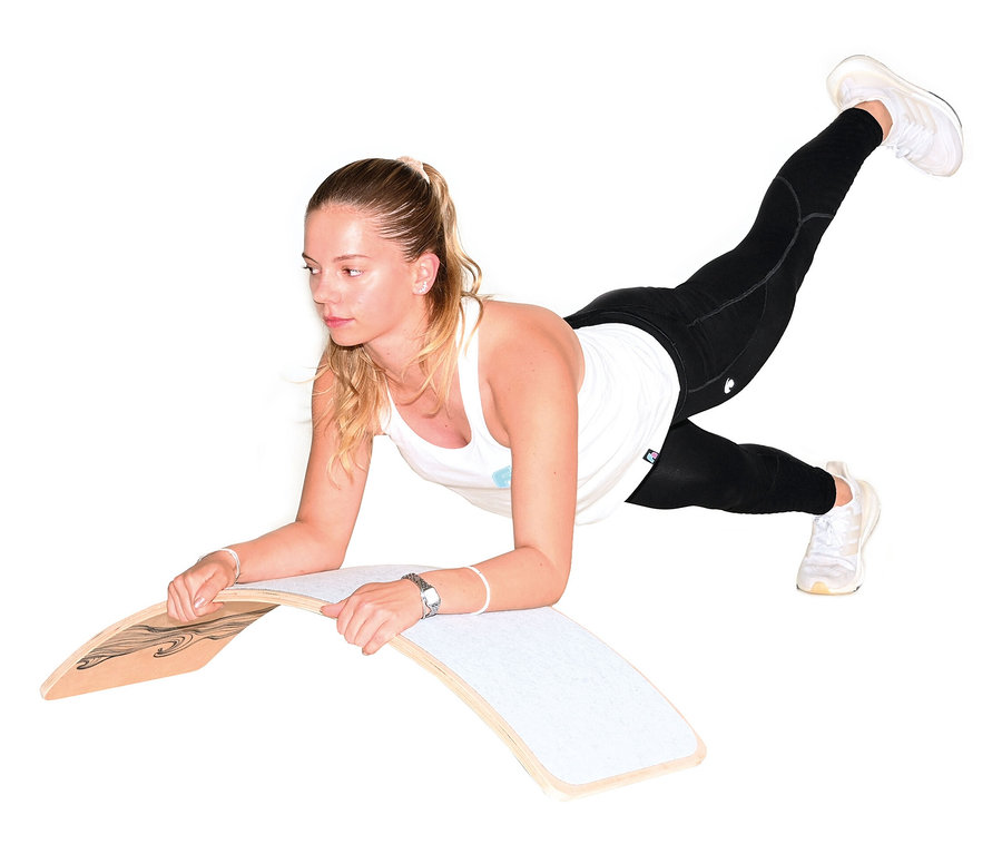 Frau macht Plank auf F2 Wip Board.