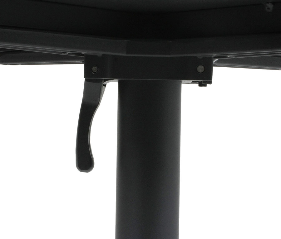 Nahaufnahme der Unterseite eines schwarzen Tisches mit einer schwarzen Säule und einem Hebel.