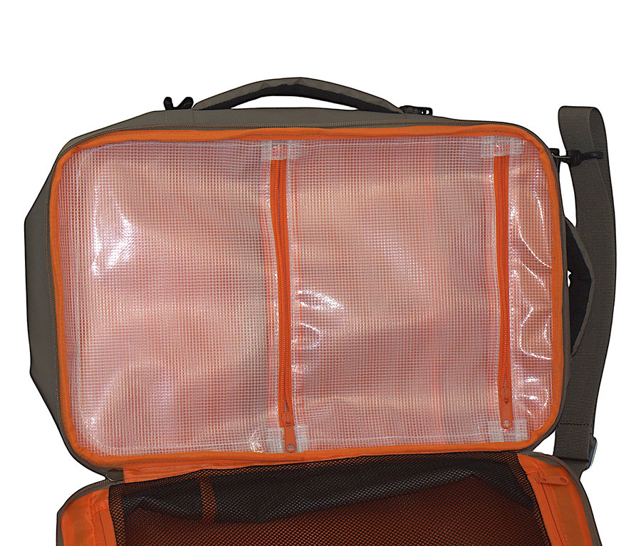 Geöffneter Tambu Outdoor-Rucksack »JATRI 30« mit durchsichtigen Fächern und orangefarbenen Reißverschlüssen.