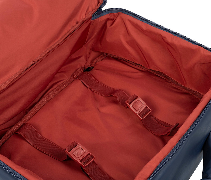 Innenansicht des offenen Tucano TUGO DRY Kabinenrucksacks mit 15,6-Zoll-Laptopfachs, mit roten Gurten und Schnallen.