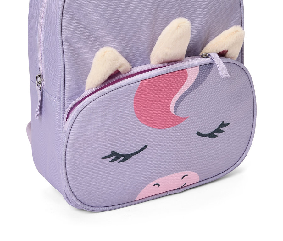 Ein hellvioletter Rucksack mit einem Einhorn-Gesichtsdesign auf der Vordertasche, mit geschlossenen Augen, einer rosa Mähne und einer kleinen rosa Nase. Drei flauschige, cremefarbene Ohren ragen aus dem Reißverschluss der Tasche.