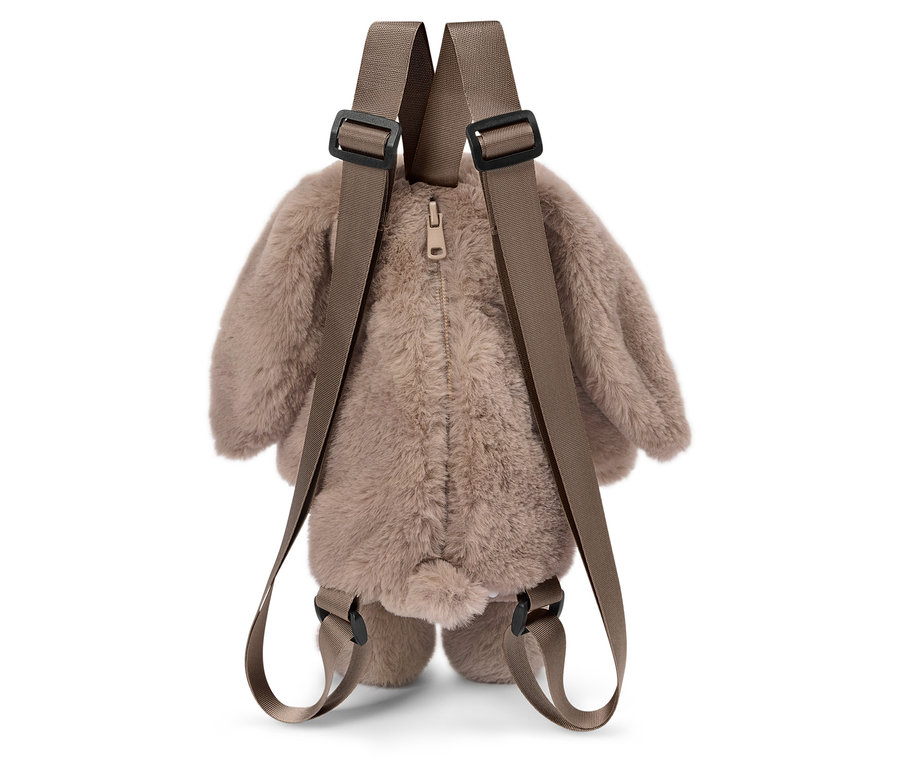 Nahaufnahme eines braunen, fellartigen Rucksacks in Form eines Hasen mit Trägern.