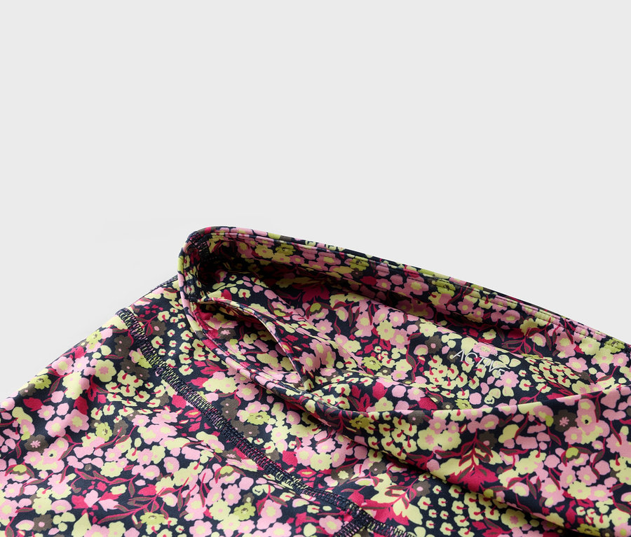 Nahaufnahme von blumigen Leggings mit marineblauem Bund und Seitentasche.