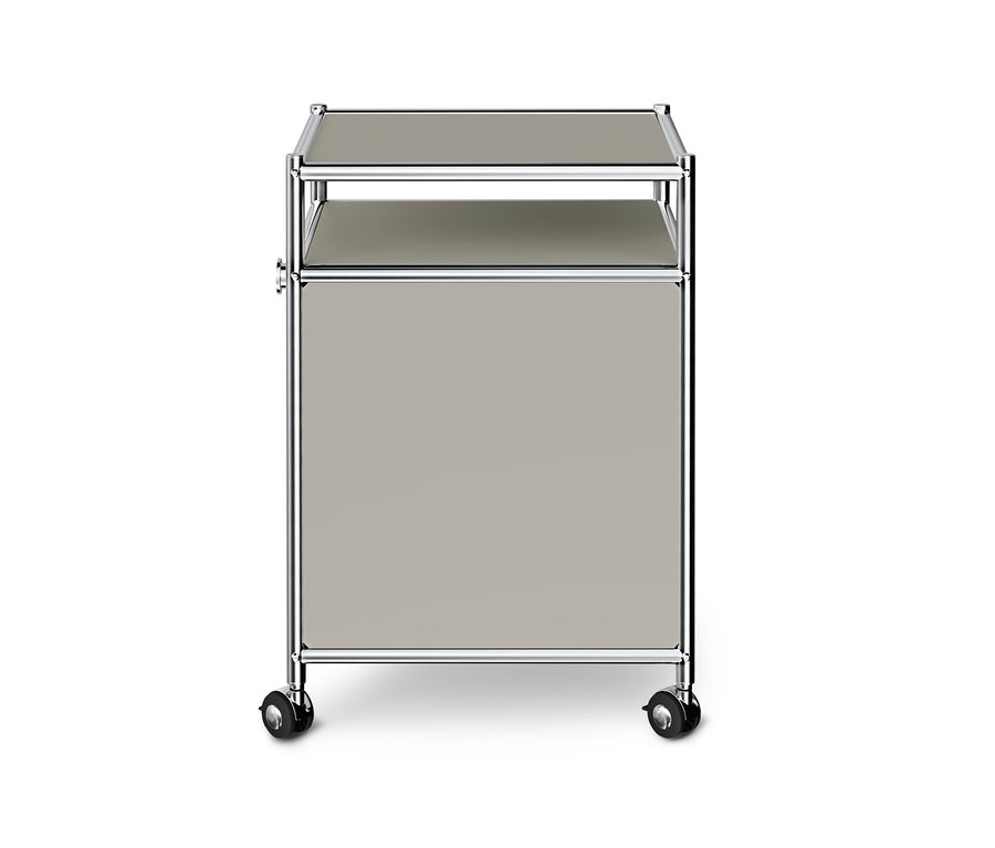 Hellgrauer Rollcontainer mit Chromrahmen, einer Ablagefläche, einem offenen Fach, einem geschlossenen Schrank und vier schwarzen Rollen auf weißem Hintergrund.