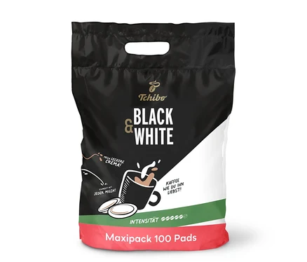 Eine Packung BLACK & WHITE Pads - 100 Pads von Tchibo ist zu sehen. Auf der Packung ist eine Tasse Kaffee abgebildet.