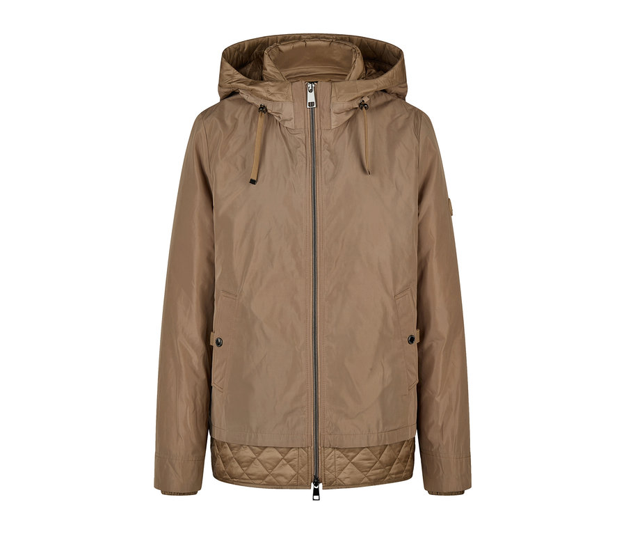 Eine hellbraune Barbara Lebek Kurzjacke mit Kapuze, durchgehendem Reißverschluss und gestepptem Saum. Die Jacke hat Kordelzüge an der Kapuze und geknöpfte Taschen.