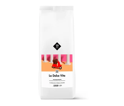 Eine weiße Tüte Kaffee der Marke "La Dolce Vita" mit Schokoladen-, Karamellnuss- und Brombeergeschmack.