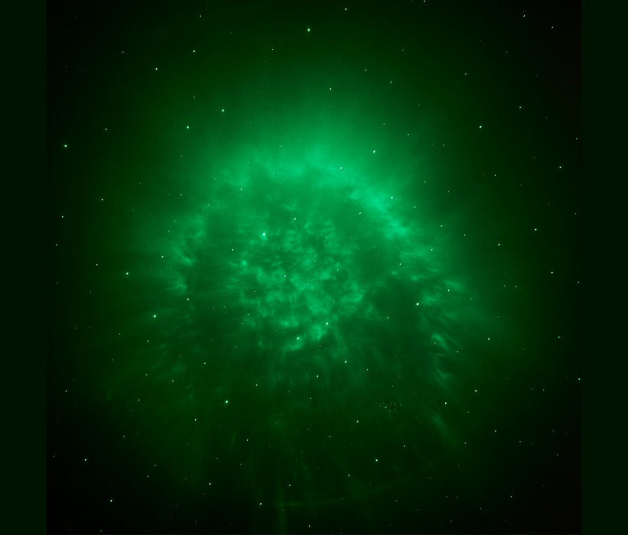 Grüner Nebel mit Lichtpunkten auf dunklem Hintergrund.