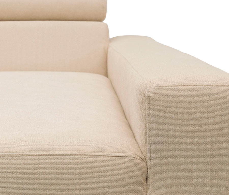 Nahaufnahme eines hellbeigen Sofas mit strukturiertem Stoff, das die Armlehne, den Sitz und die Rückenlehne vor weißem Hintergrund zeigt.