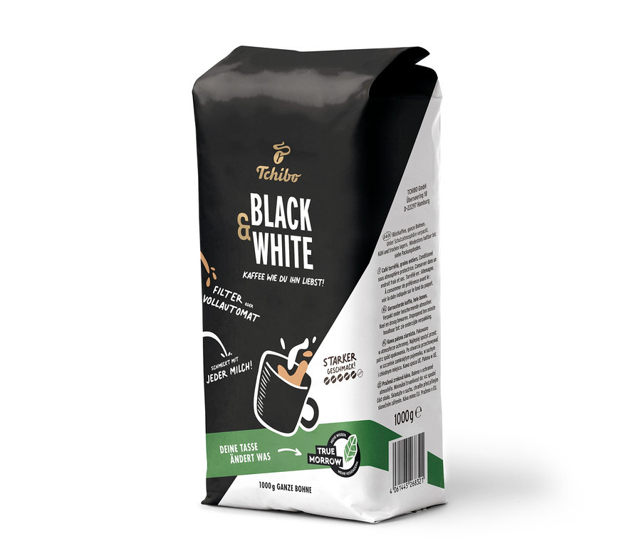Eine Packung BLACK & WHITE - 1 kg Ganze Bohne Kaffee von Tchibo.