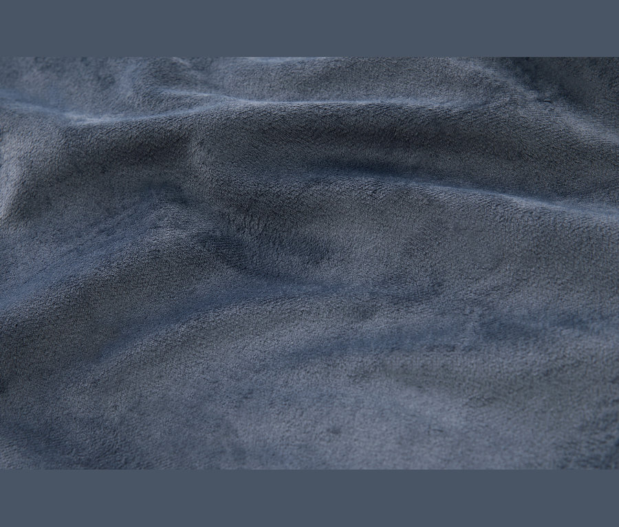 Nahaufnahme eines weichen, strukturierten blauen Stoffes mit sichtbaren Falten und Knitterspuren.