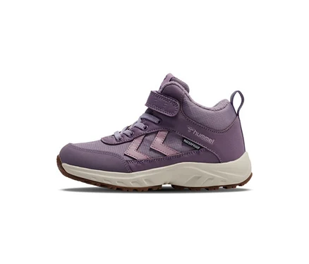 Lila hummel® Root Tex Jr Turnschuh mit Schnürsenkeln, Klettverschluss und „WATERPROOF“-Schriftzug, seitlich auf weißem Hintergrund.