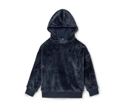 Dunkelblauer flauschiger Hoodie mit Kapuze, langen Ärmeln sowie gerippten Bündchen und Saum, auf weißem Hintergrund.