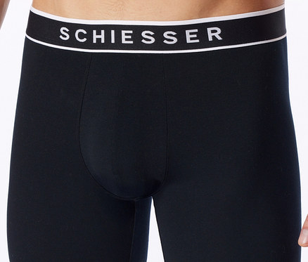 Schwarze Boxershorts mit schwarzem Bund, weißem Streifen und weißem SCHIESSER-Logo.