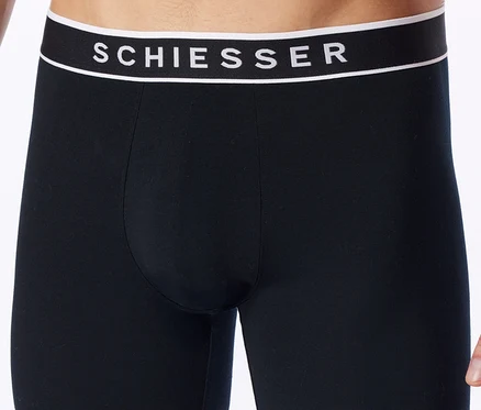 Schwarze Boxershorts mit schwarzem Bund, weißem Streifen und weißem SCHIESSER-Logo.