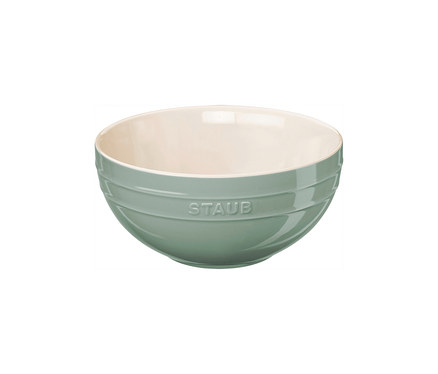 Eukalyptusfarbene STAUB Keramik-Schüssel, ca. 24 cm, mit cremefarbener Innenseite und horizontalen Rillen.