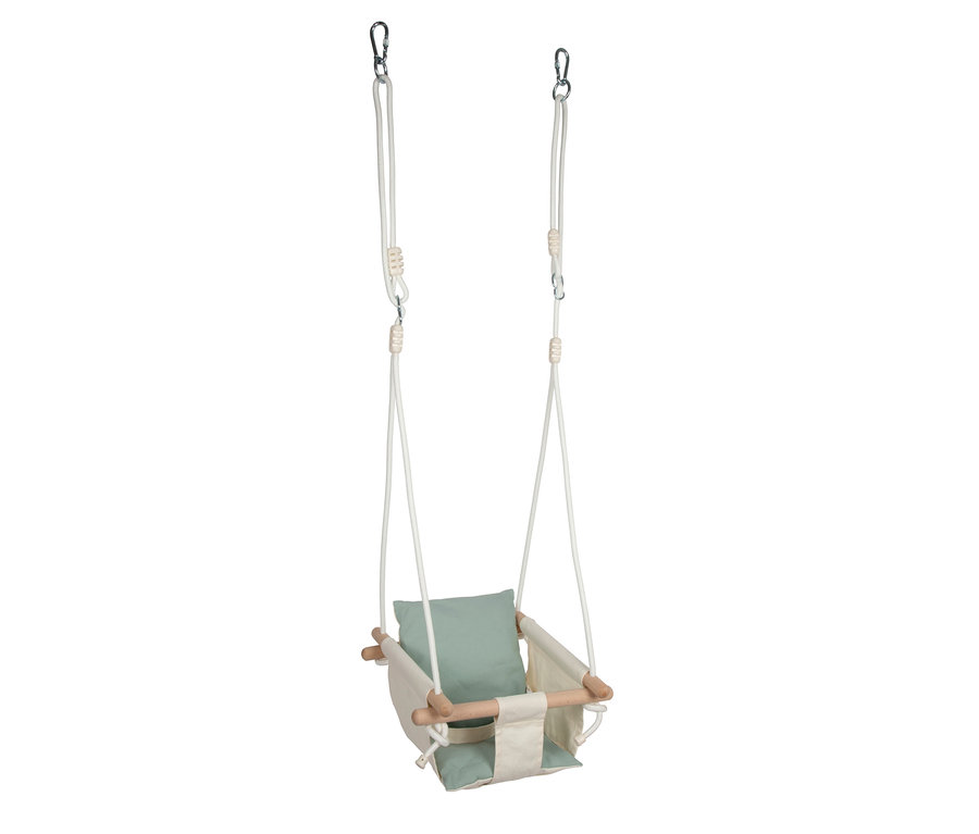 Eine small foot Babyschaukel »Komfort« mit cremefarbenem Stoff, Holzstangen, weißen Seilen und einem hellgrünen Kissen.