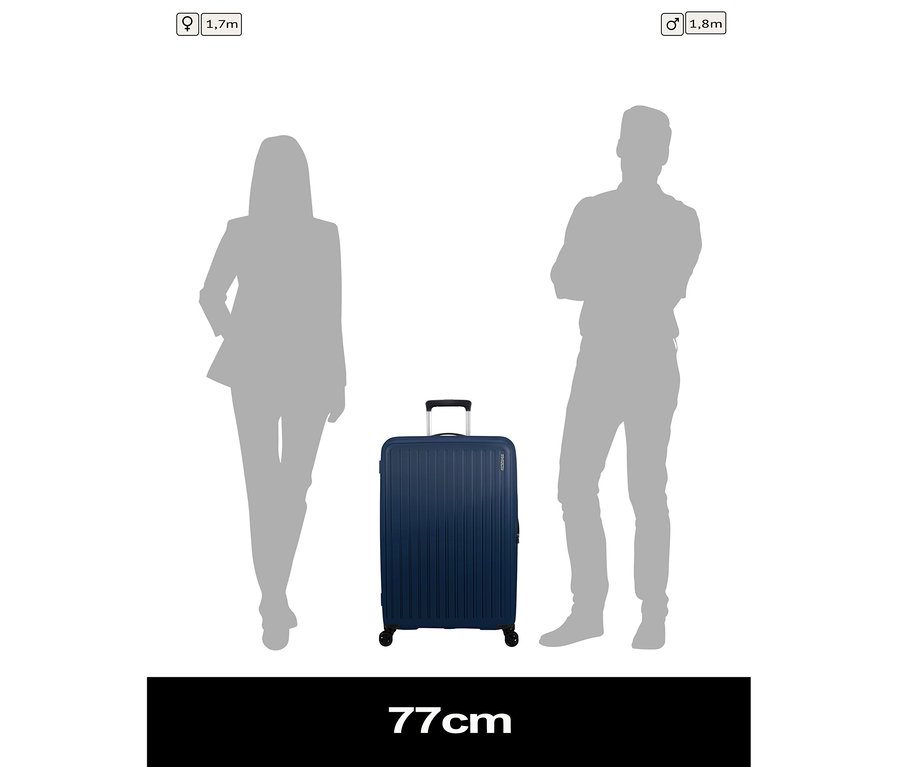 Ein großer, navyblauer American Tourister »Rejoy Spinner« Koffer (77 cm) steht zwischen den Silhouetten einer 1,7 m großen Frau und eines 1,8 m großen Mannes.
