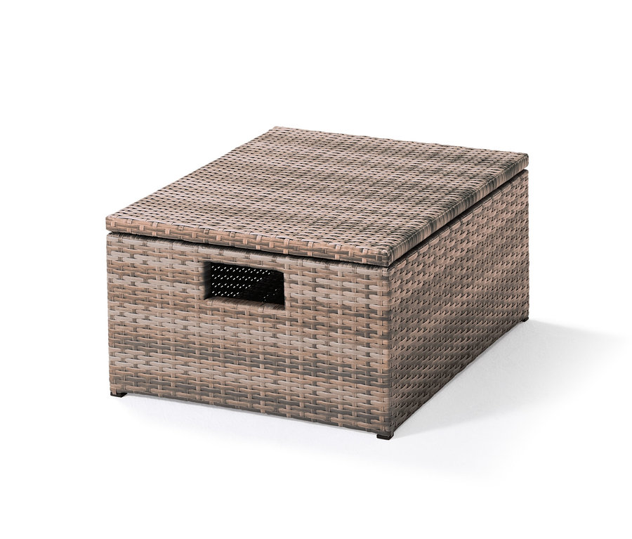 Loungesessel mit Fußteil aus Polyrattan.