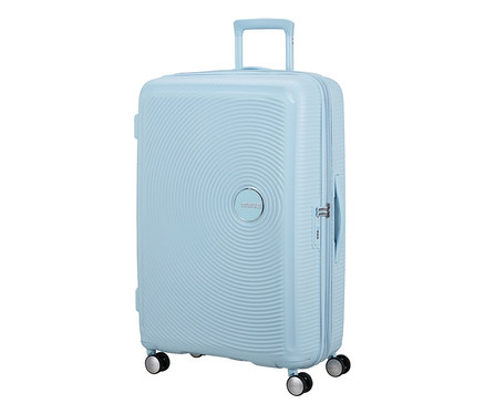 Großer, pastellblauer American Tourister Soundbox Hartschalen-Koffer mit Spinner-Rädern und Teleskopgriff.