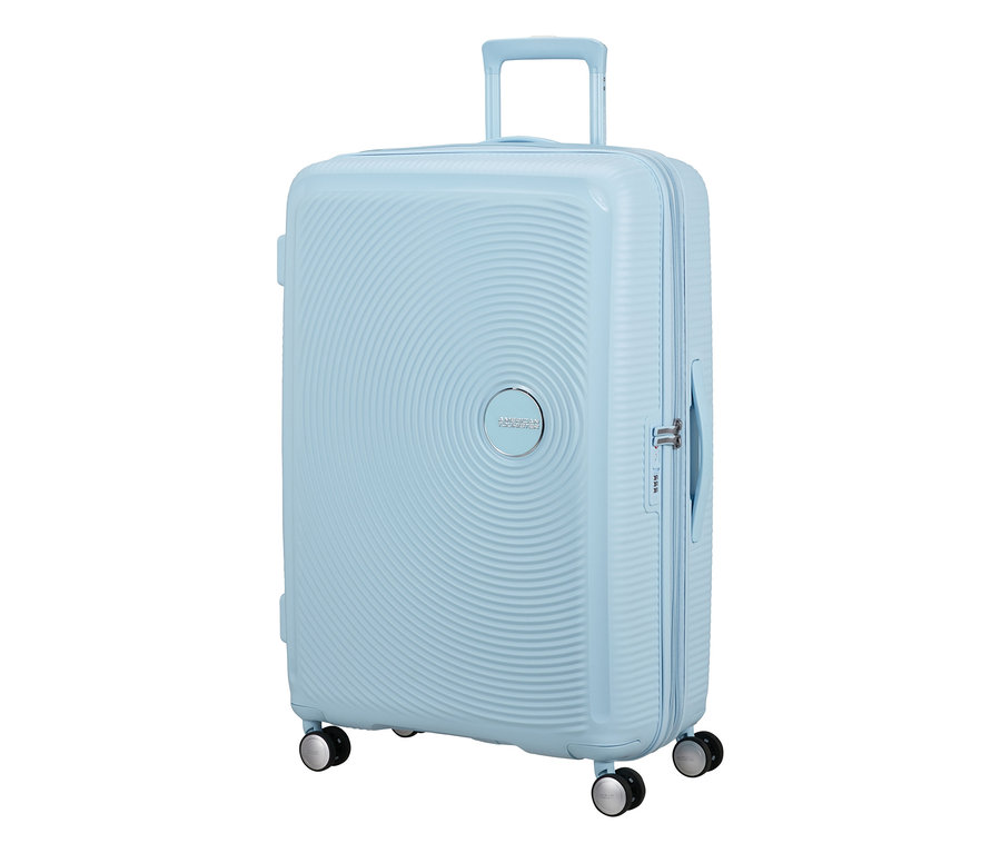 Großer, pastellblauer American Tourister Soundbox Hartschalen-Koffer mit Spinner-Rädern und Teleskopgriff.