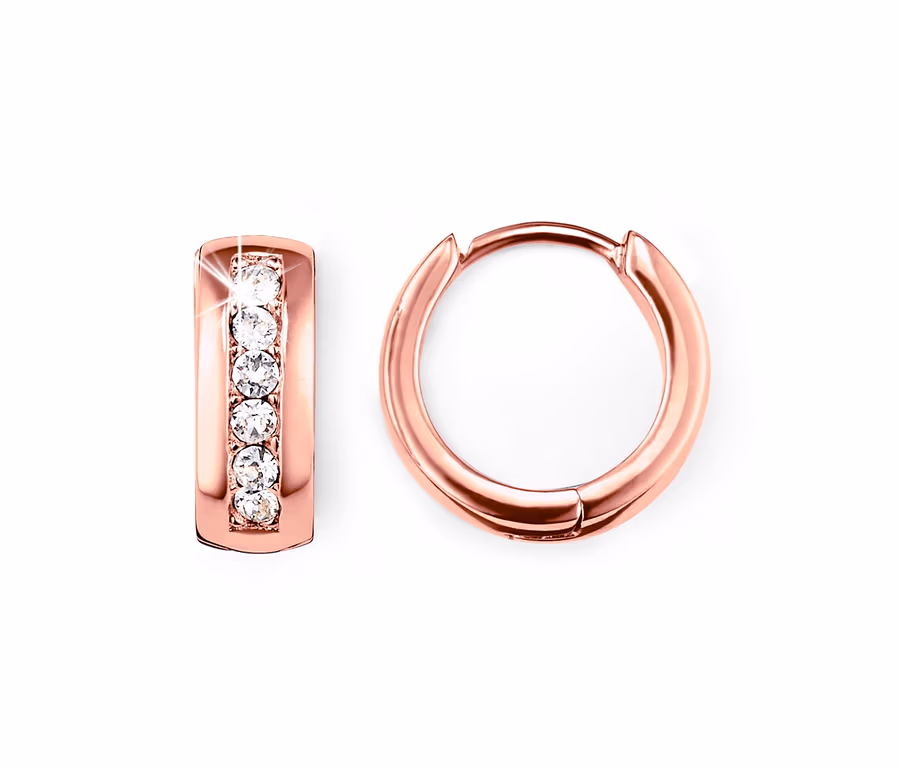 Zwei Creolen, verziert mit Swarovski® Kristallen auf weißem Grund.