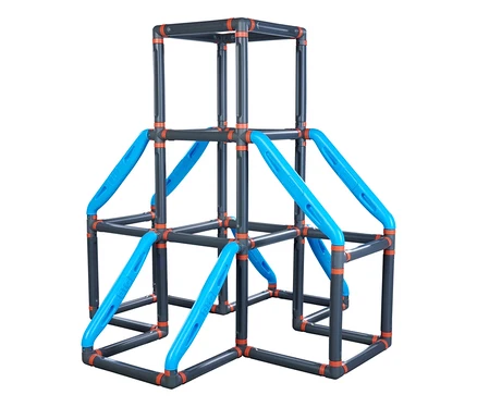 BIG Klettergerüst Kraxxl »The Tower« aus dunkelgrauen Rohren mit orangefarbenen Verbindungsstücken und blauen Klettergriffen.