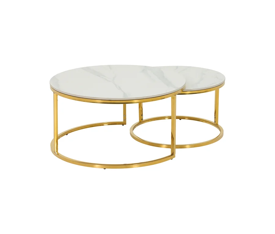 Zwei ineinander geschobene Hela Couchtische "Joel" mit weißen Marmorplatten und goldenen Metallgestellen.
