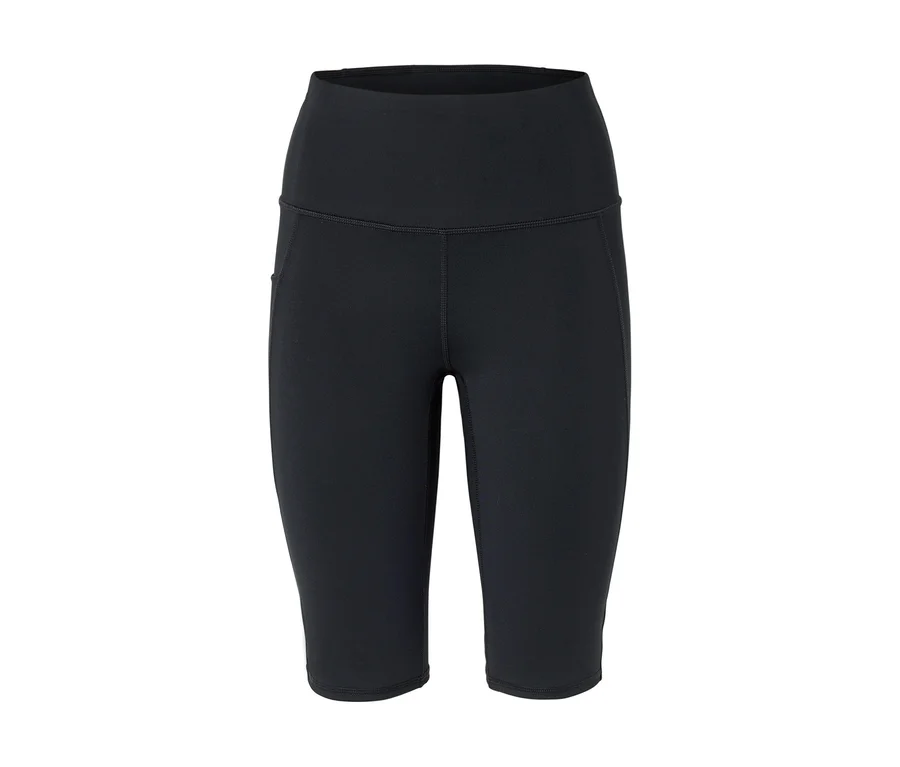 Nahaufnahme einer schwarzen, knielangen Leggings vor einem weißen Hintergrund.