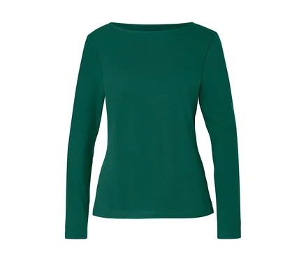 Grünes geripptes Langarmshirt mit U-Boot-Ausschnitt.