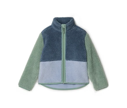 Eine Fleecejacke in Blau, Hellblau und Grün liegt auf einem weißen Hintergrund.