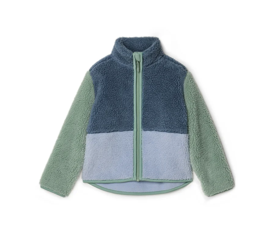 Eine Fleecejacke in Blau, Hellblau und Grün liegt auf einem weißen Hintergrund.