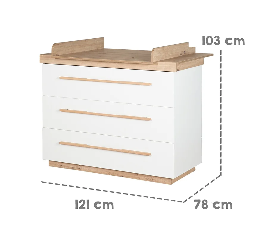 Weiße Roba Lumo Wickelkommode mit drei Schubladen, hellen Holzgriffen und passendem Wickelaufsatz. Maße: 103 cm hoch, 121 cm breit, 78 cm tief.